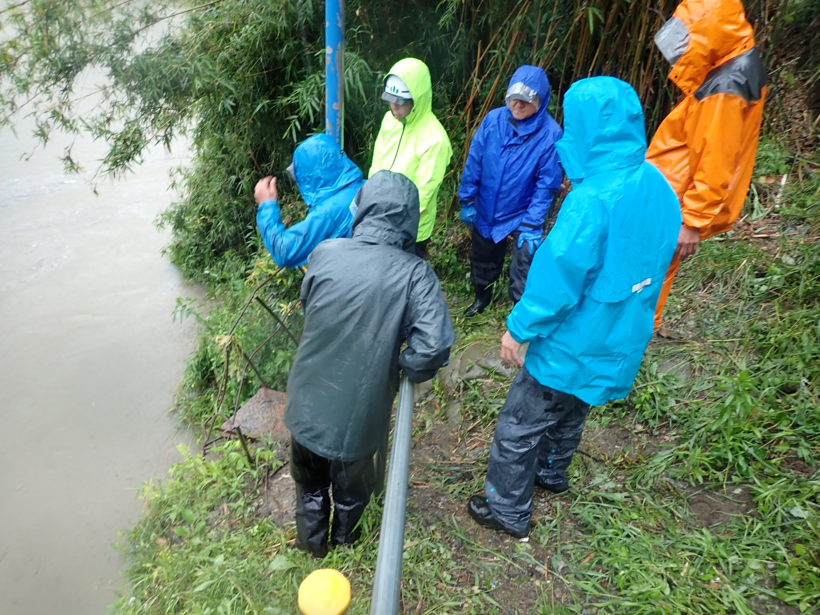 ため池について相談している様子の写真